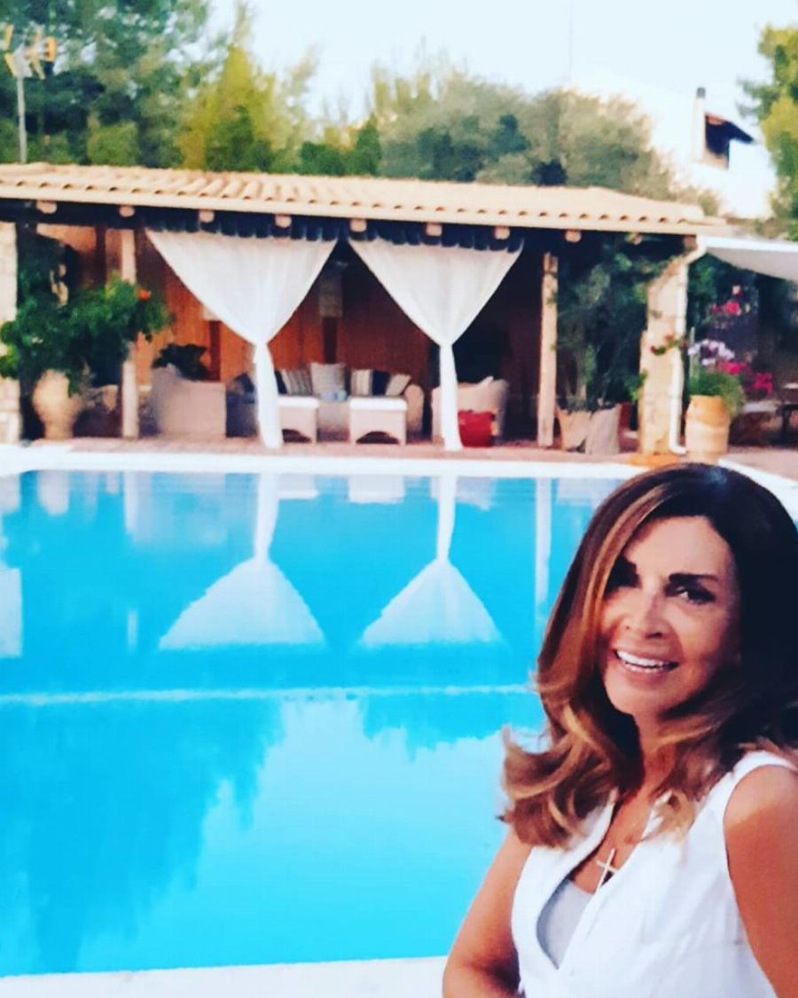Παραμυθένιο με μεγάλη πισίνα: Το εντυπωσιακό εξοχικό της Μιμής Ντενίση στο Θεολόγο που θυμίζει μικρό παλάτι