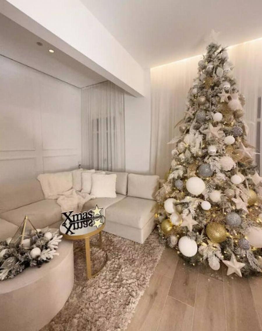 Το ζηλέψαμε όλοι: Το δέντρο που στόλισε η Ιωάννα Τούνη είναι χρυσό και λευκό και ακουμπάει το ταβάνι