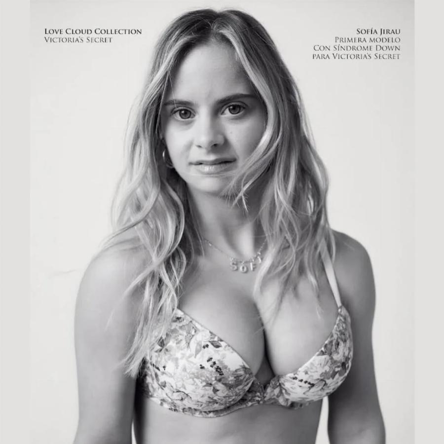 Έγραψε ιστορία στον χώρο της μόδας: Η 25χρονη Σοφία είναι το πρώτο μοντέλο της Victoria’s Secret με σύνδρομο Down
