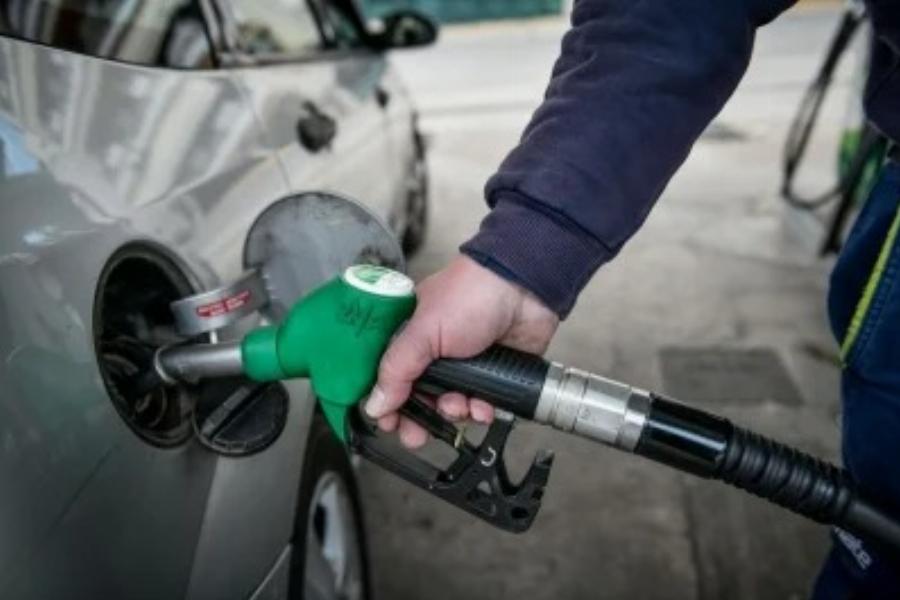 Αληθινή συμπόνοια: Αστυνομικός πλήρωσε για βενζίνη που έβαλε τετραμελής οικογένεια – Ο ιδιοκτήτης τον είχε καλέσει για να τους συλλάβει