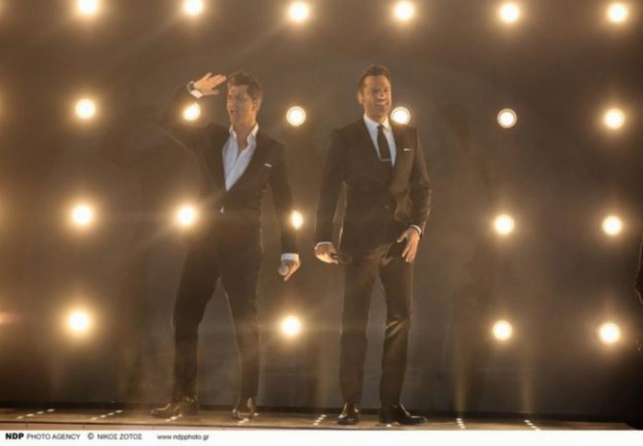 Τον κοίταζε και «έλιωνε»: «Ξετρελαμένη» η Κάτια Ζυγούλη στη πρεμιέρα του Σάκη Ρουβά