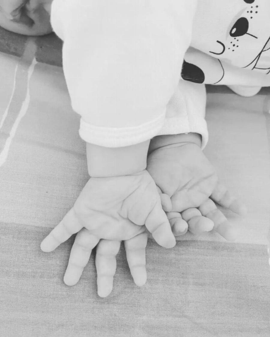 «Σαρανταρίσαμε σήμερα»: Χωρίς φίλτρα και ρετούς η Λάουρα Νάργες δείχνει πώς είναι το σώμα της μετά τη γέννα