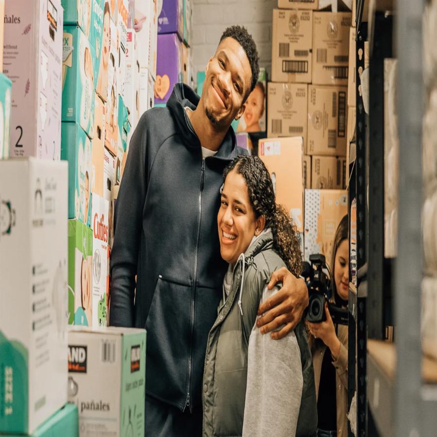 Γιάννης Αντετοκούνμπο: Η μητέρα μου έσκιζε σεντόνια και τα έκανε πάνες για τον μικρό μου αδερφό