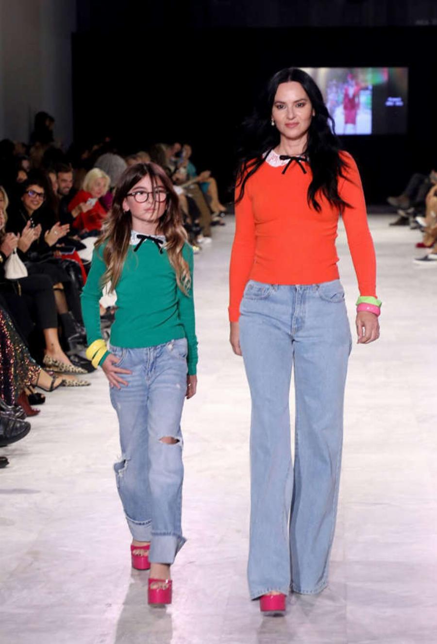 Όλοι κοιτούσαν την Ροζαλία Καρύδη: Η μικρή 9χρονη κόρη της Ζενεβιέβ εμφανίστηκε με 12ποντο πέδιλο και έπαθαν πλάκα