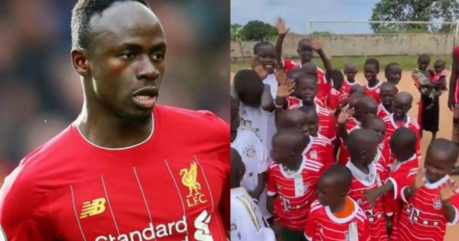 Σπουδαίος Σάντιο Μανέ: Έντυσε με φανέλες Μπάγερν 100 παιδάκια στο χωριό του στη Σενεγάλη και χάρισε χαμόγελα