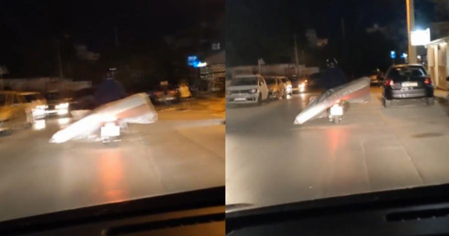 Δεν πίστευαν στα μάτια τους: Οδηγός στην Κρήτη μετέφερε διπλό στρώμα με μηχανάκι