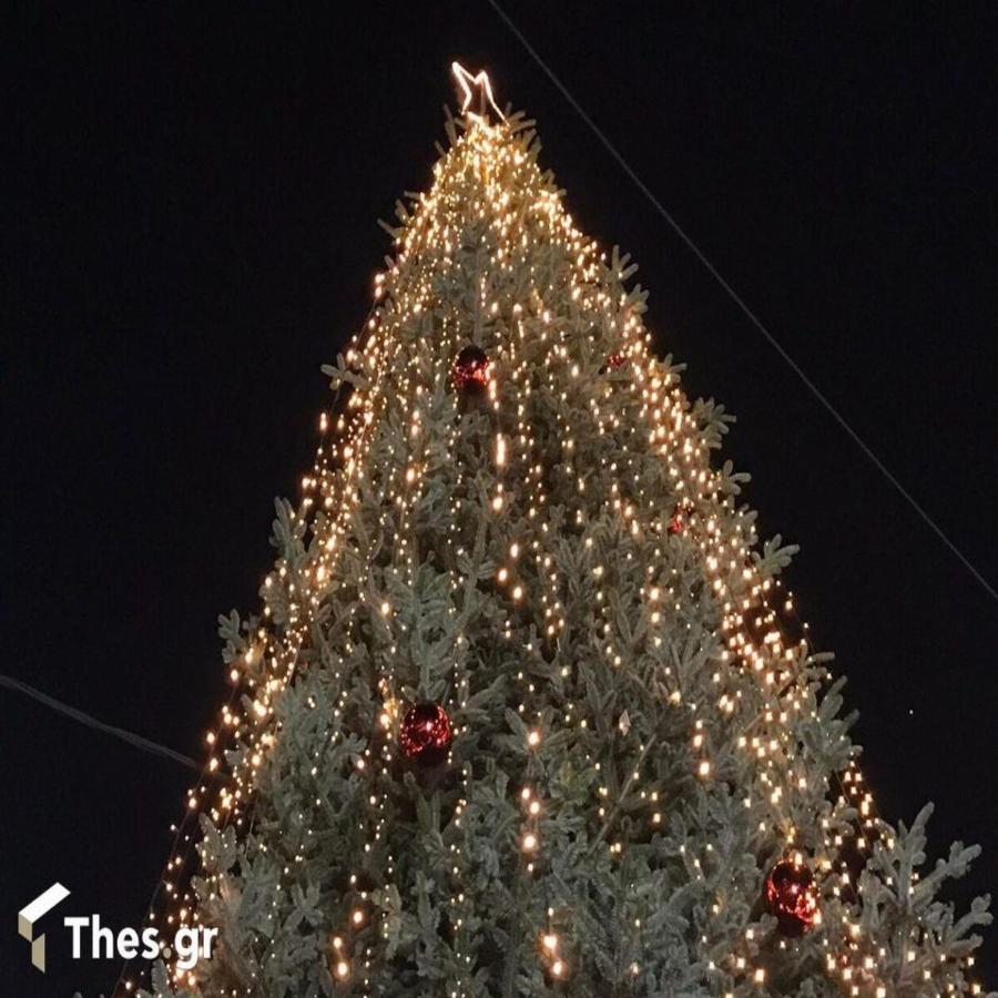 Τα Χριστούγεννα είναι εδώ: Φωταγωγήθηκε το πρώτο χριστουγεννιάτικο δέντρο στην Ελλάδα