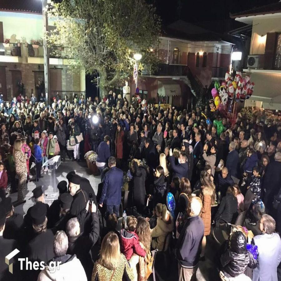 Τα Χριστούγεννα είναι εδώ: Φωταγωγήθηκε το πρώτο χριστουγεννιάτικο δέντρο στην Ελλάδα