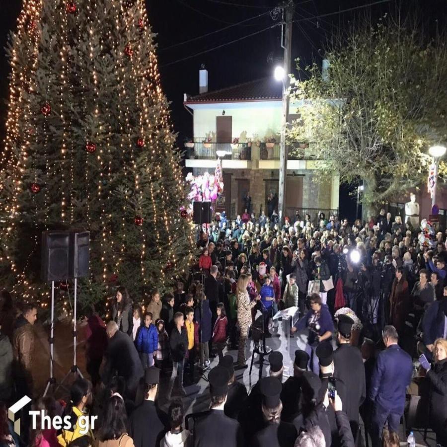 Τα Χριστούγεννα είναι εδώ: Φωταγωγήθηκε το πρώτο χριστουγεννιάτικο δέντρο στην Ελλάδα