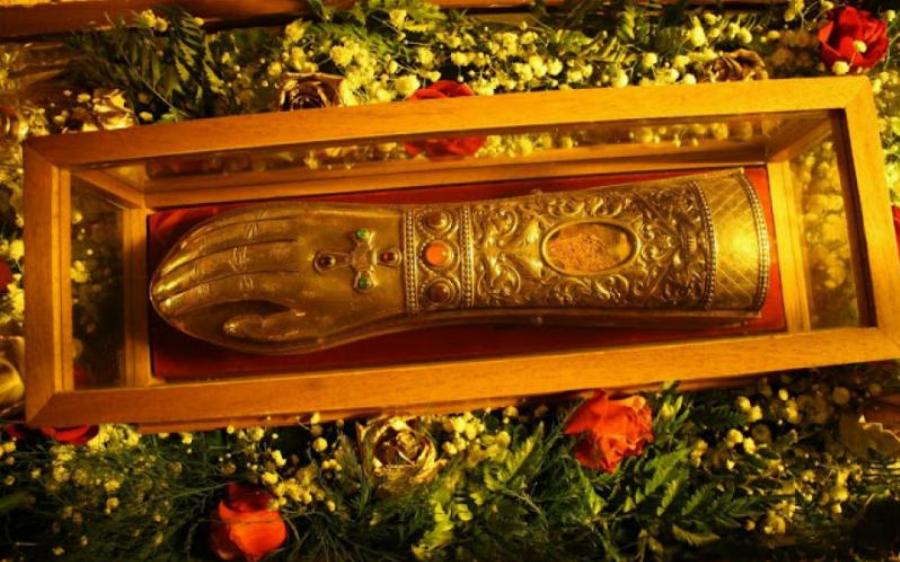 Έφτασε στην Αθήνα η Τιμία Δεξιά Χείρα του Αγίου Νεκταρίου: Στο Αιγάλεω το Ιερό Λείψανο