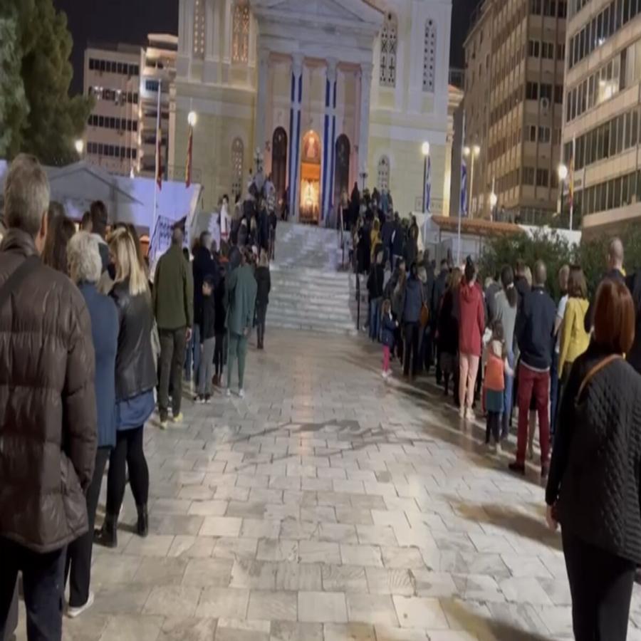 Μπροστά στο μεγαλείο της Αγίας Ζώνης: Χιλιάδες πιστοί στον Άγιο Νικόλαο Πειραιά για να προσκυνήσουν την Τιμία Ζώνη