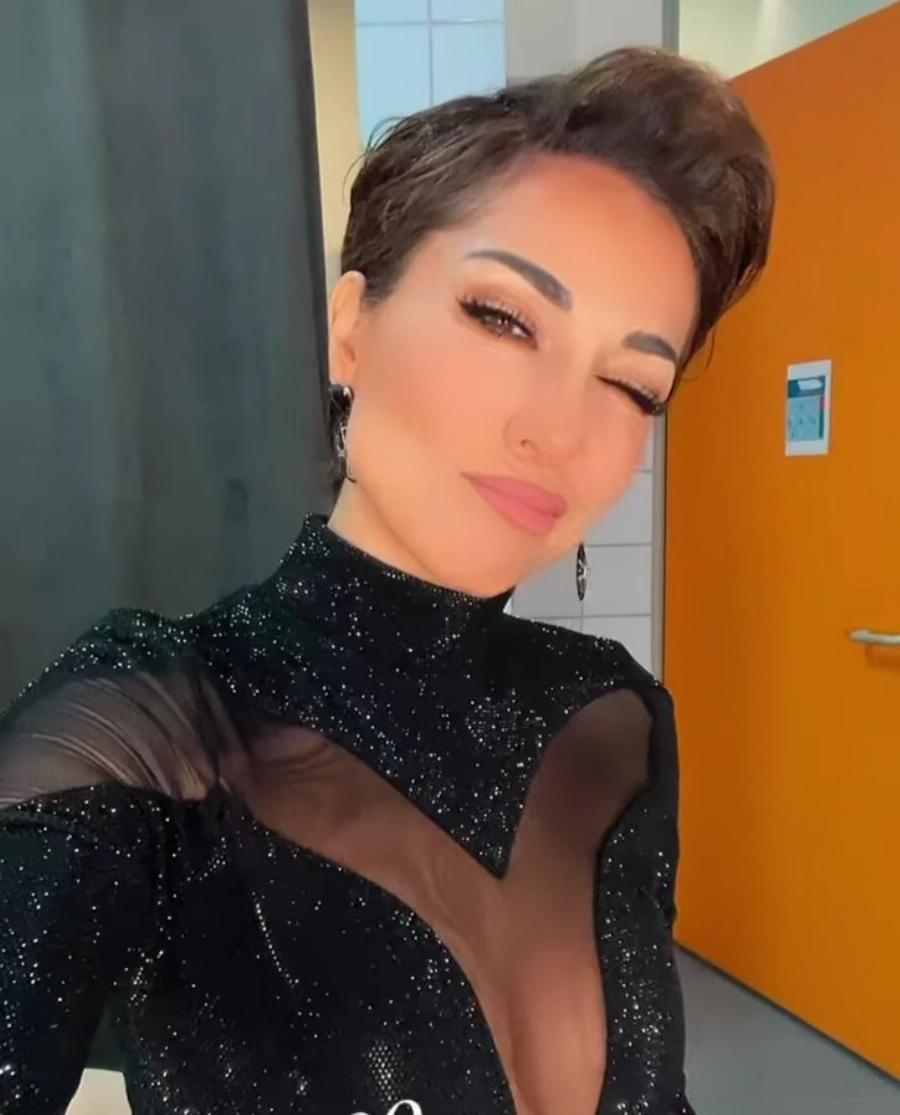 «Τα είχε κόψει κοντά και το ’99»: Χαμός στο Twitter με το αγορέ μαλλί της Δέσποινας Βανδή