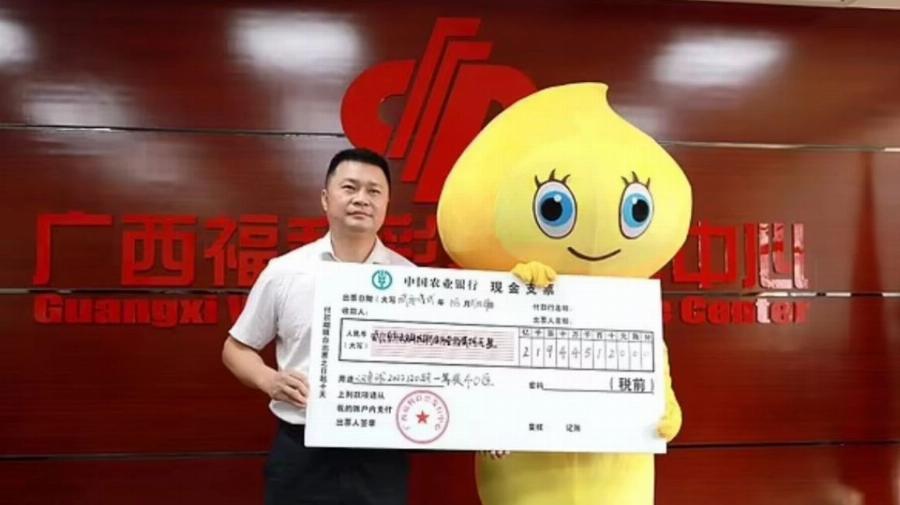 Εμφανίστηκε με κίτρινη στολή: Κέρδισε 3 εκατ. ευρώ αλλά το έκρυψε από τη γυναίκα και το παιδί του για να μην γίνουν τεμπέληδες