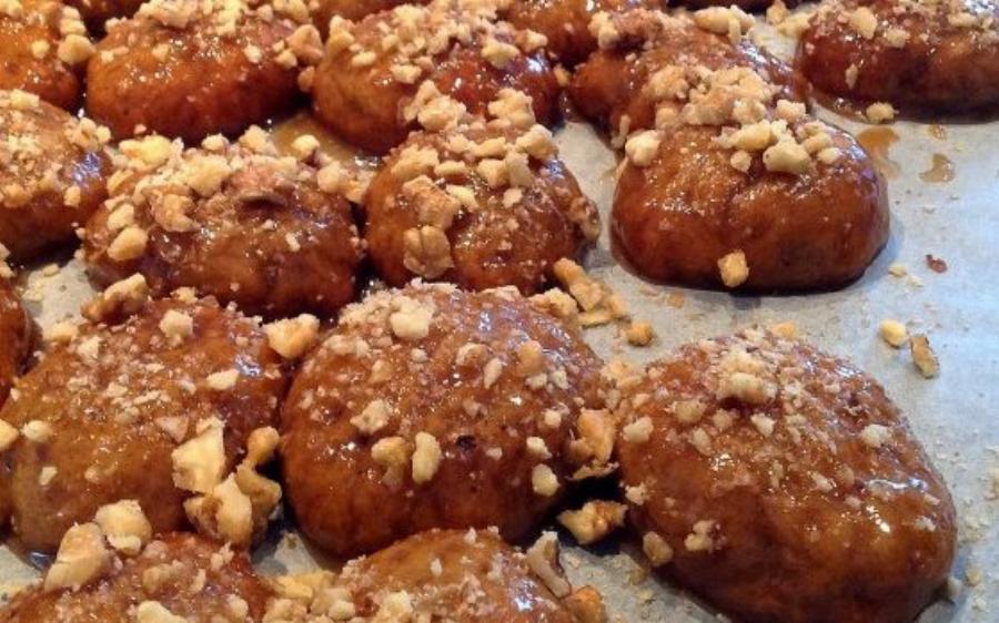 Τα καλύτερα μελομακάρονα: Τα κόλπα που θα απογειώσουν τη συνταγή σας