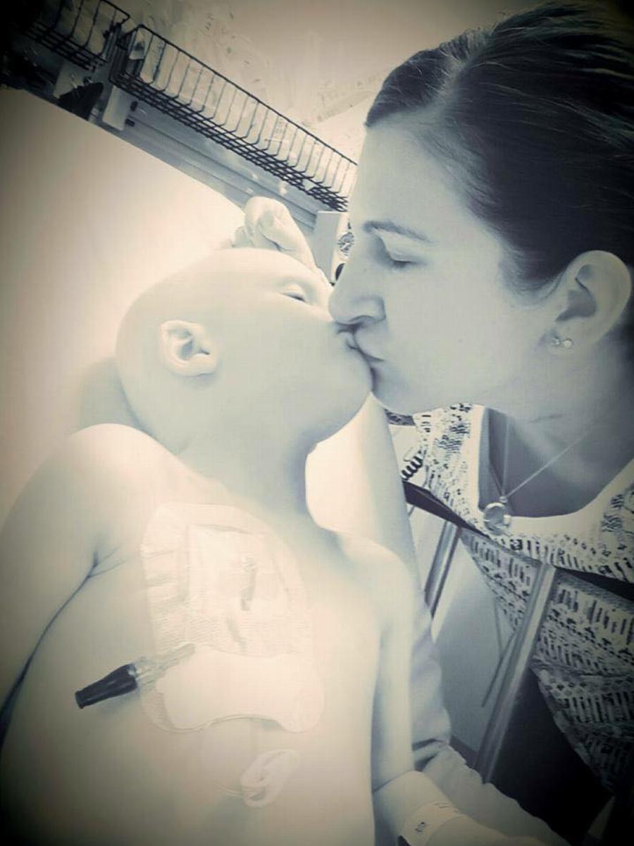 Λύγισαν και οι πέτρες με το μικρό αγγελούδι: Μάνα αποχαιρετά τον γιο της που σβήνει από καρκίνο – Δάκρυσε και ο Θεός με τα τελευταία λόγια του