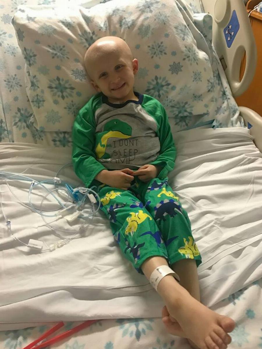 Λύγισαν και οι πέτρες με το μικρό αγγελούδι: Μάνα αποχαιρετά τον γιο της που σβήνει από καρκίνο – Δάκρυσε και ο Θεός με τα τελευταία λόγια του