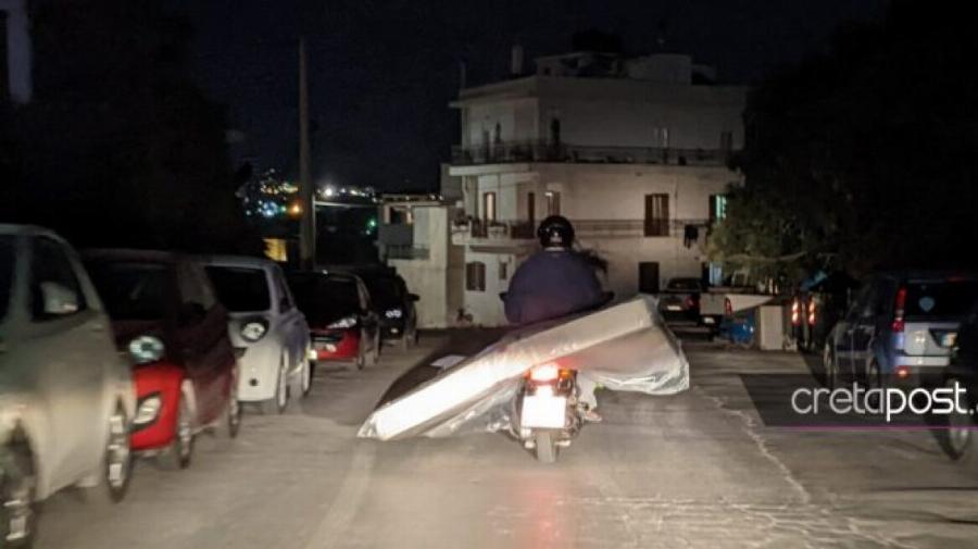 Δεν πίστευαν στα μάτια τους: Οδηγός στην Κρήτη μετέφερε διπλό στρώμα με μηχανάκι