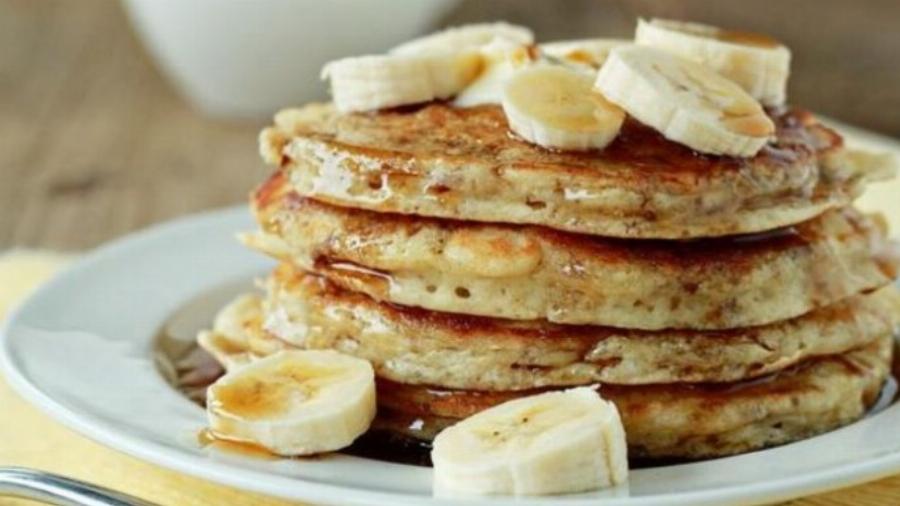 Υγιεινά, πεντανόστιμα και πανεύκολα: Pancakes με βρόμη και μπανάνα από τον Άκη Πετρετζίκη