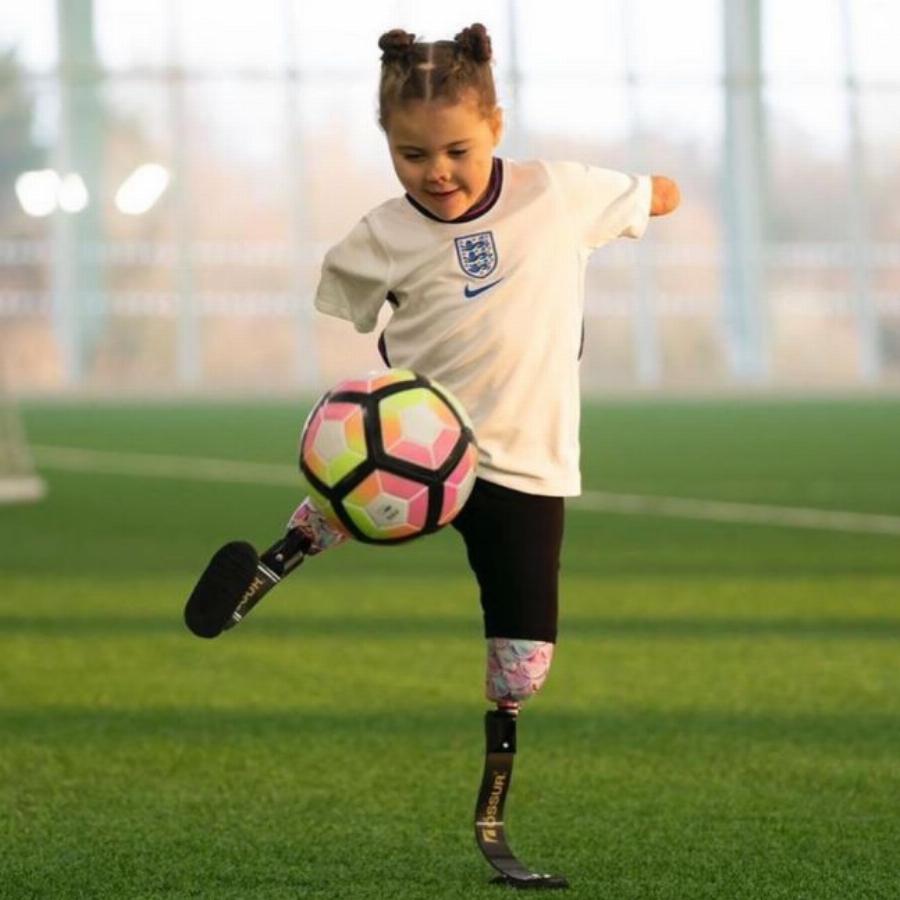 Συγκινεί η μικρή μαχήτρια: Δεν το έβαλε κάτω η 7χρονη που έχασε τα άκρα της από μηνιγγίτιδα, κατέκτησε χρυσό μετάλλιο στην ενόργανη