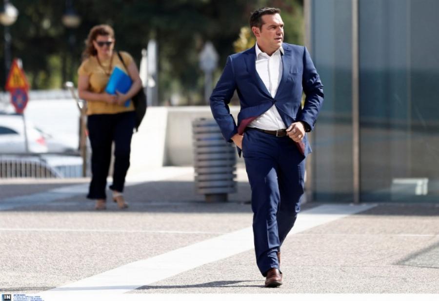 «Λιώνουν» οι γυναίκες στο άκουσμα του ονόματός του: Ο Αλέξης Τσίπρας έκανε πάταγο σε περιοδεία του – «Είστε πιο όμορφος από την τηλεόραση»