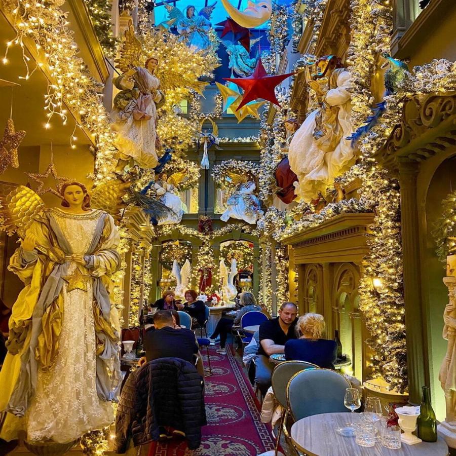 Με εορταστική διάθεση: Τα 4 πιο εντυπωσιακά μαγαζιά της Αθήνας για να μπεις στο Χριστουγεννιάτικο κλίμα