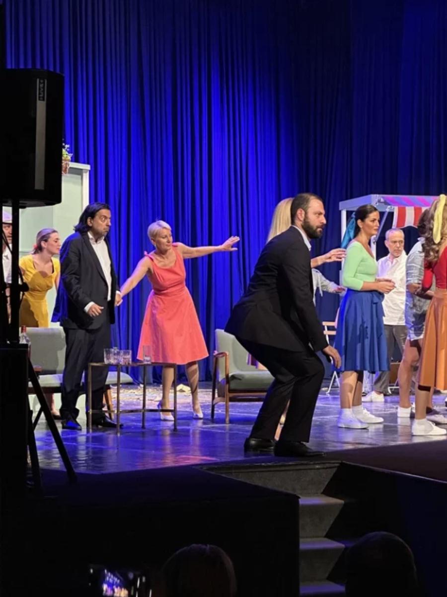 Πρώτη φορά πάνω στο σανίδι: Η Νατάσα Παζαΐτη εντυπωσίασε με τις θεατρικές της ικανότητες