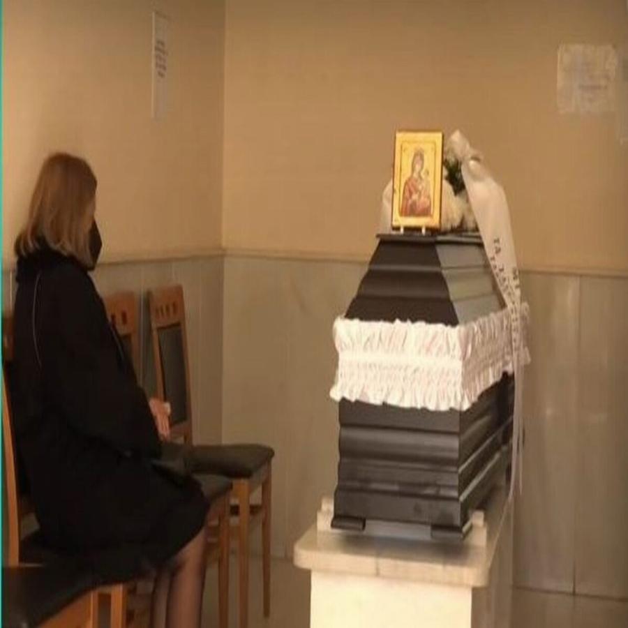 «Έφυγε» ξεχασμένη: Ελάχιστος κόσμος βρέθηκε στην κηδεία της Μίνας Αδαμάκη