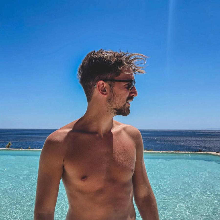 Σαν «φωτοτυπία» του τραγουδιστή: Ο «άγνωστος» αδερφός του Νίκου Οικονομόπουλου που ζει μακριά από την Αθήνα και δουλεύει νύχτα