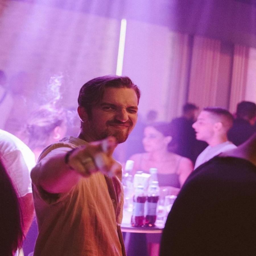 Σαν «φωτοτυπία» του τραγουδιστή: Ο «άγνωστος» αδερφός του Νίκου Οικονομόπουλου που ζει μακριά από την Αθήνα και δουλεύει νύχτα