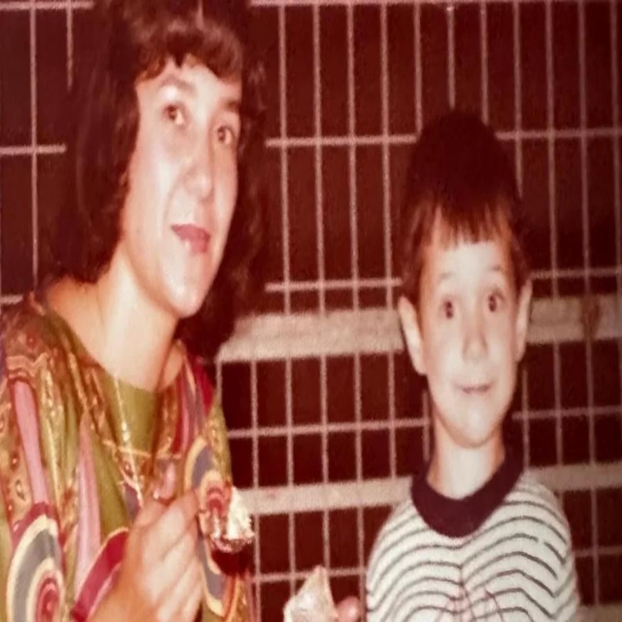 Ο Άδωνις Γεωργιάδης έχει γενέθλια: Έγινε 50, ανέβασε φωτό που τον ταΐζει η μαμά του και τα σχόλια έπεσαν βροχή