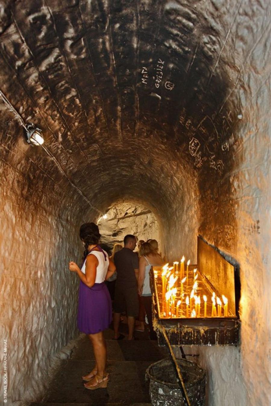 Η στάση που επιβάλλεται να κάνεις: Η καθηλωτική Αγία Παρασκευή στην Κοιλάδα των Τεμπών με το κρυφό θαυματουργό προσκύνημα