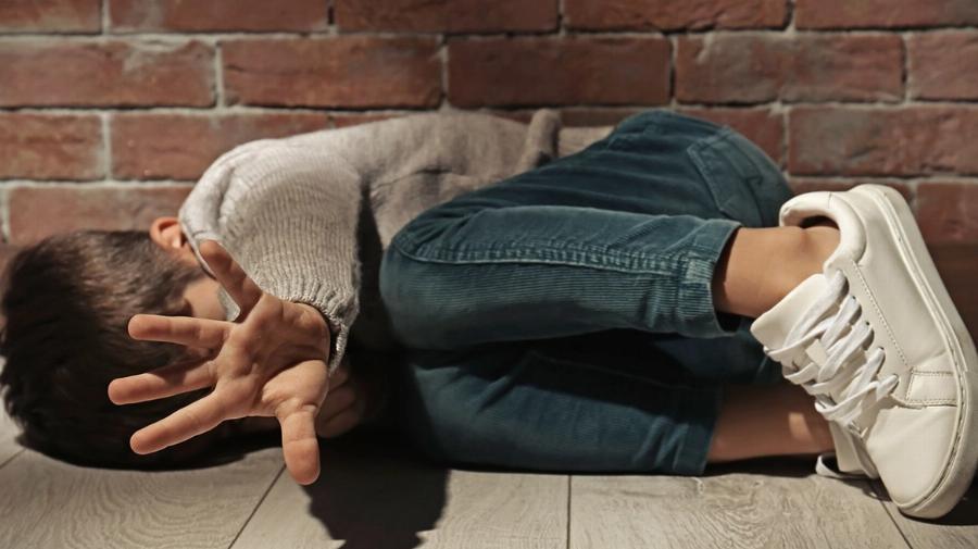 Δεν το χωράει ο νους: Ο γιος είχε βιαστεί μπροστά στην μητέρα του – Ο πατέρας βιντεοσκοπούσε την κακοποίηση στα Πετράλωνα