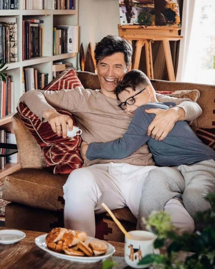 Επίγειος παράδεισος: Ζεστό και γεμάτο με βιβλία – Το τεράστιο σαλόνι στο σπίτι του Σάκη Ρουβά και της Κάτιας Ζυγούλη