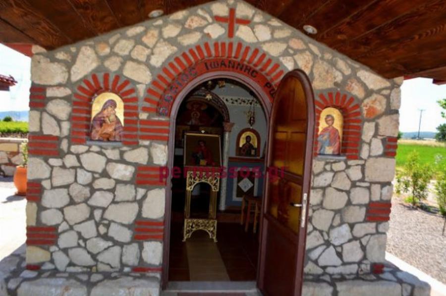 Ο Άγιος φανερώθηκε στα όνειρα του: Άντρας έβλεπε τον Άγιο Ιωάννη τον Ρώσο στον ύπνο του και έχτισε ένα πανέμορφο εκκλησάκι προς τιμήν του στη Θήβα