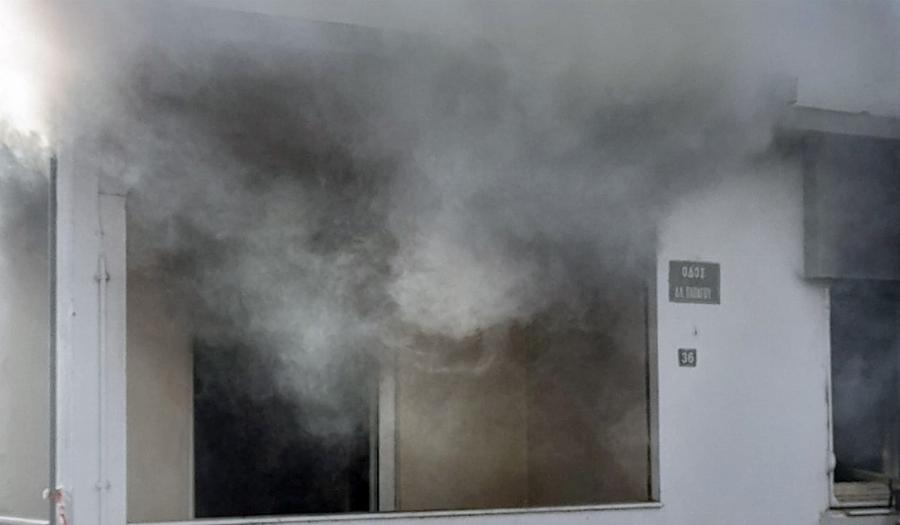 Έβαλε φωτιά στο σπίτι και κάθισε στην αυλή για να… απολαύσει μακαρονάδα: 60χρονος γιατρός στο Βόλο συγκλόνισε το Πανελλήνιο