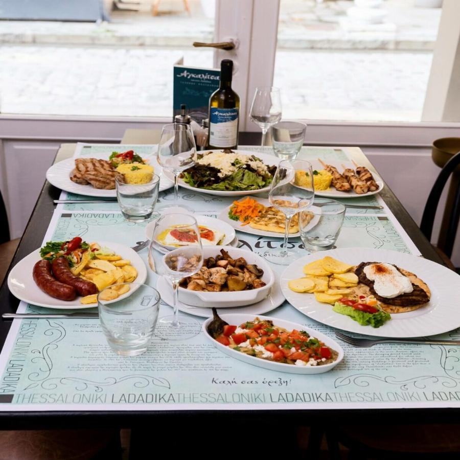 Για τους καλοφαγάδες της παρέας: Ταβέρνα στη Θεσσαλονίκη σε ταΐζει μέχρι σκασμού με 15 ευρώ