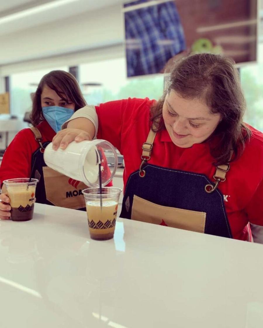 Παγκόσμια Ημέρα Ατόμων με Αναπηρία: Νέοι με σύνδρομο Down έγιναν barista και φτιάχνουν καφέ σε τρία μαγαζιά της Θεσσαλονίκης