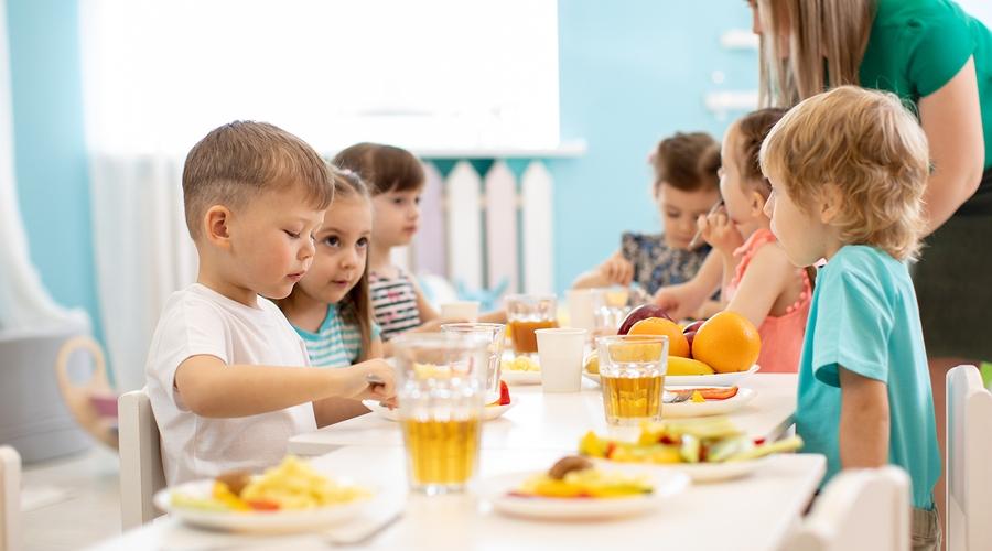 Ο Θεός να την έχει καλά: Δασκάλα με χρυσή καρδιά γεμίζει τσάντες με τρόφιμα για τους μαθητές της που πεινούν