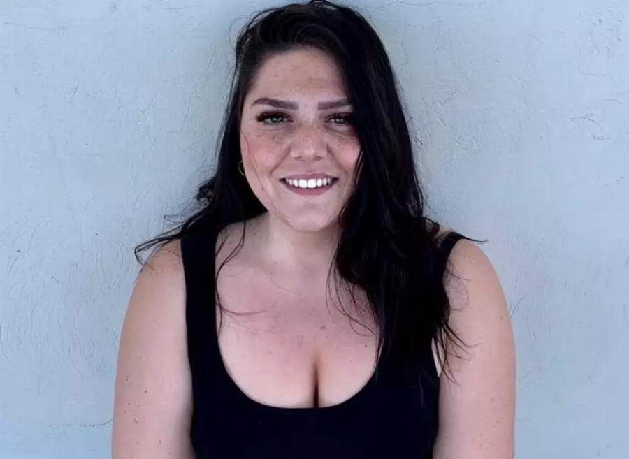 Με κορμάρα και χωρίς κόμπλεξ: Η Δανάη Μπάρκα ποζάρει με μπικίνι σε πελώρια πισίνα, χωρίς φίλτρα και photoshop