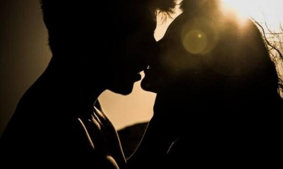 «Η διαίσθηση μιας γυναίκας είναι συνήθως ακριβής»: Κατάλαβε ότι ο σύντροφός της την απατά όταν άλλαξε τον τρόπο που την φιλούσε