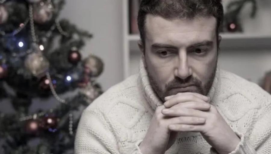 Είμαι παντρεμένος και κάθε Χριστούγεννα στέλνω ευχές και δώρα στην πρώην γυναίκα μου. Την αγαπώ ακόμα τί να κάνω;