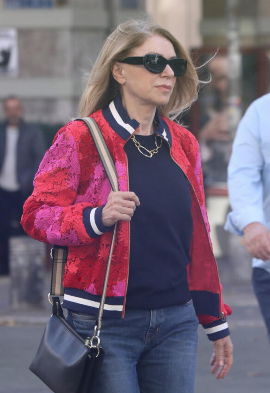 Απογείωσε το casual look: Ο φακός των παπαράτσι έπιασε την  Έλλη Στάη στο κέντρο της Αθήνας και εντυπωσίασε με το νεανικό της λουκ