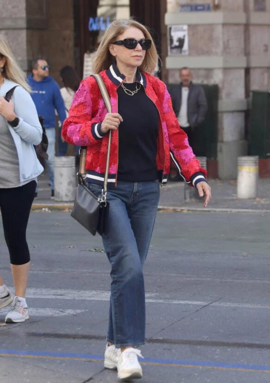 Απογείωσε το casual look: Ο φακός των παπαράτσι έπιασε την  Έλλη Στάη στο κέντρο της Αθήνας και εντυπωσίασε με το νεανικό της λουκ