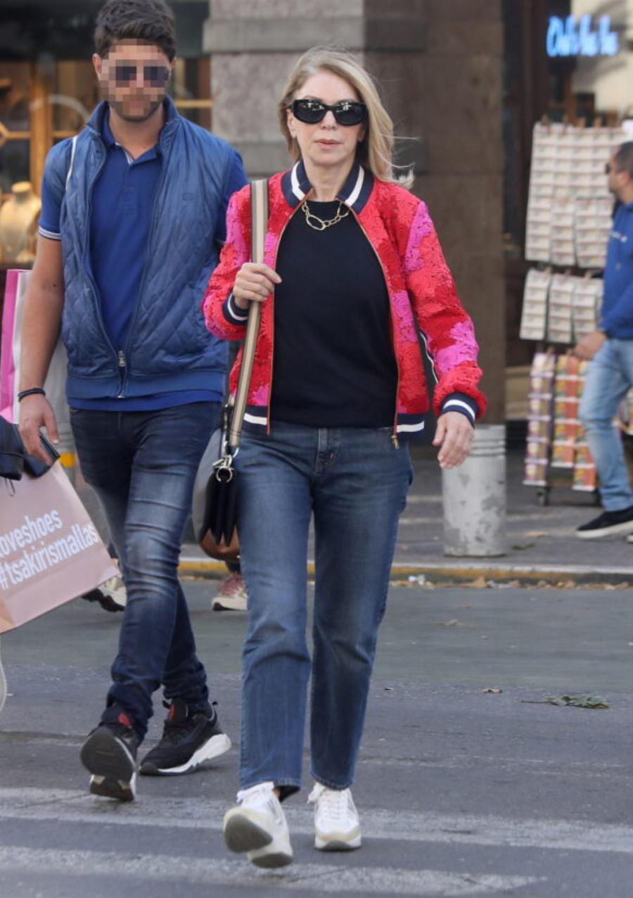 Απογείωσε το casual look: Ο φακός των παπαράτσι έπιασε την  Έλλη Στάη στο κέντρο της Αθήνας και εντυπωσίασε με το νεανικό της λουκ