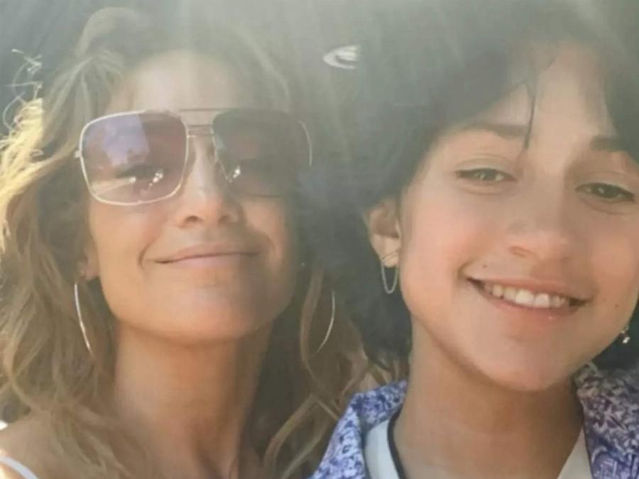 Ευτυχισμένη μαμά η Τζένιφερ Λόπεζ: Δεν έχει δώσει φύλο στο 14χρονο παιδί της