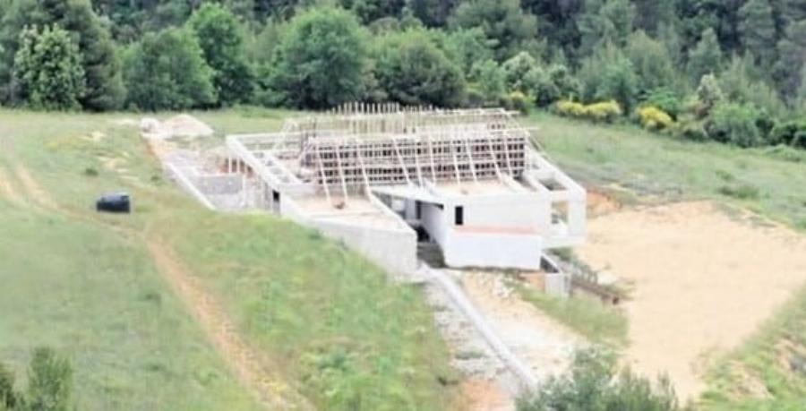 Το παρέσυρε η πυρκαγιά και έμεινε στα σκαριά: Αυτό είναι το εξοχικό της Ζέτας Μακρυπούλια και του Μιχάλη Χατζηγιάννη