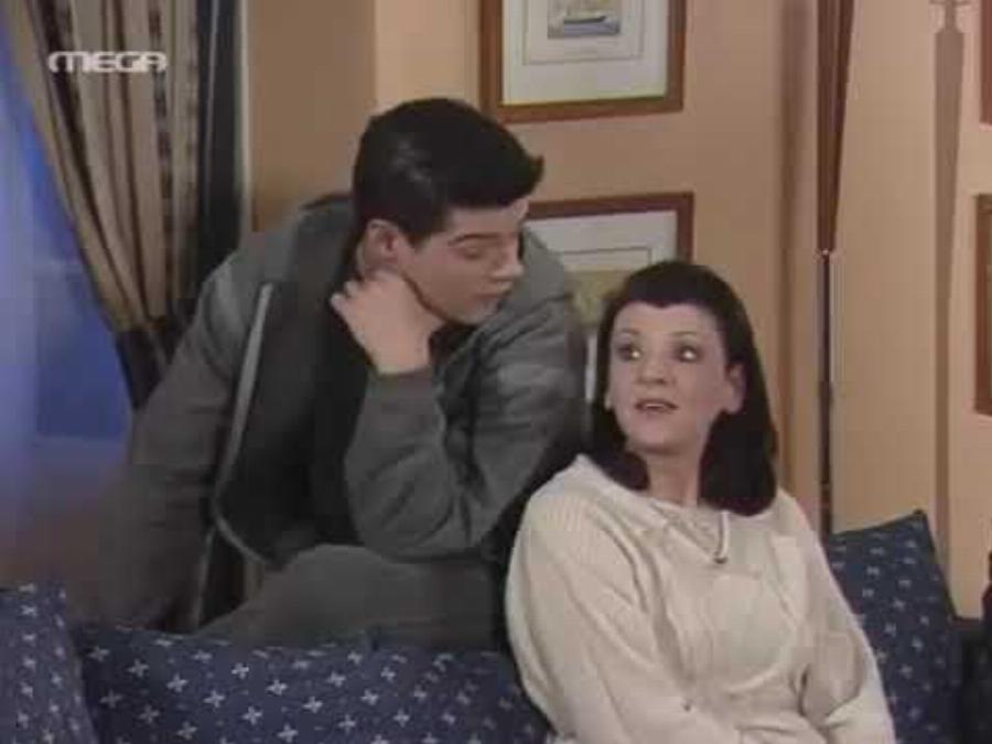 Τότε 24χρονών, σήμερα 50: Ο νεαρός φοιτητής Τέλης του “Εμείς κι Εμείς” πλέον είναι πιο γοητευτικός από ποτέ