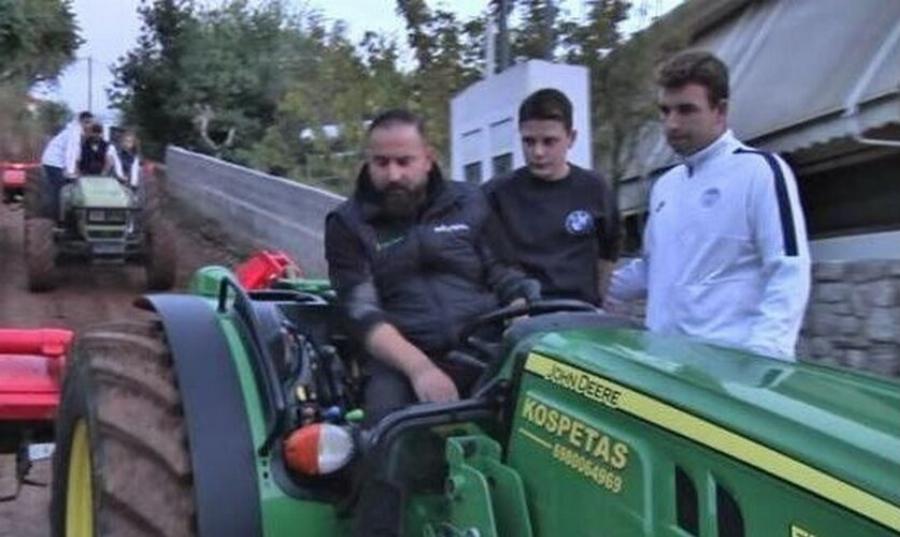 Μαθητές «πληρώνουν» τα λάθη των μεγάλων – Ένας δρόμος γεμάτος λάσπες με το μοναδικό όχημα που μπορεί να το διασχίσει ένα… τρακτέρ