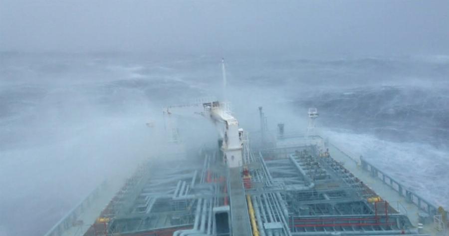 Παλεύοντας με τα άγρια κύματα: Το βίντεο αφιερωμένο στους Έλληνες ναυτικούς για την λεβεντιά και περηφάνια τους