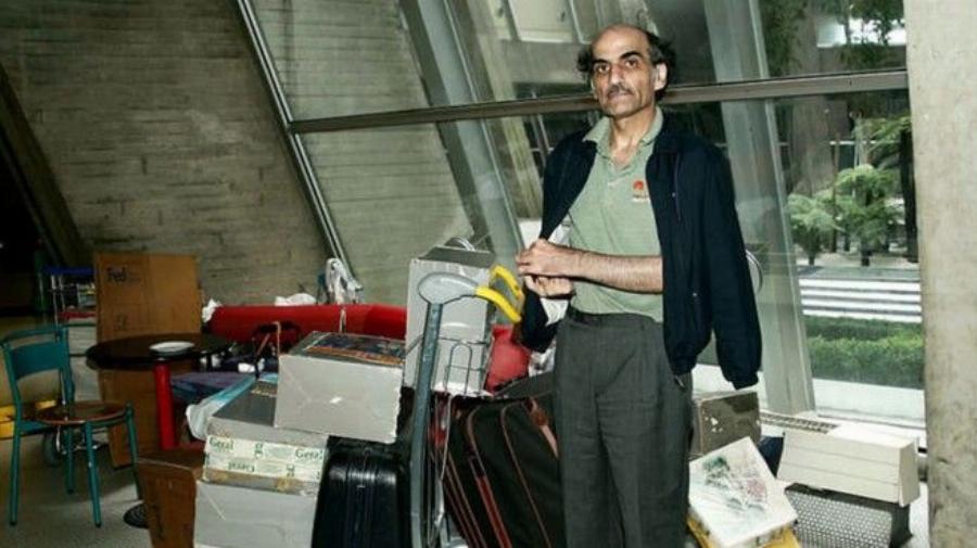 Ο άνθρωπος που ενέπνευσε τη ταινία «The Terminal»: Πέθανε ο Ιρανός στο αεροδρόμιο όπου έζησε για 18 χρόνια